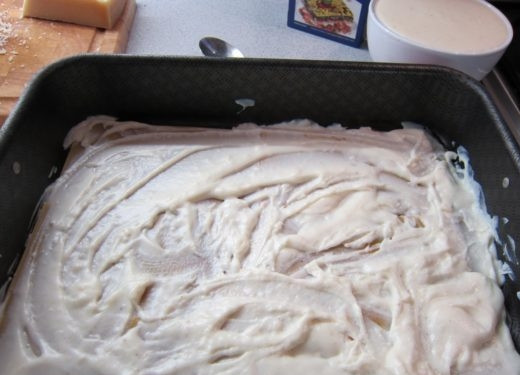 1. Этап. Лазанья в духовке: Всю поверхность листов смазываем соусом 