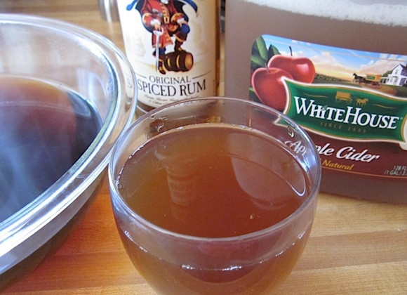 1. Этап. Праздничный чай: 3. Для напитка смешайте 0,5 чашки чая и 0,5 чашки яблочного сидра, добавьте 30 миллилитров рома.