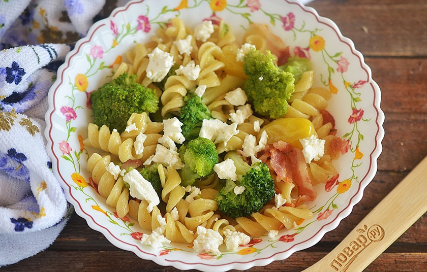 1. Этап. Салат из макарон с брокколи, фетой и беконом: 8. Посыпьте фетой и подавайте к столу. Приятного аппетита!