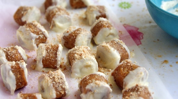 1. Этап. Конфеты с банановой начинкой: 12. Присыпаю немного остатками крошки от печенья и отправляю конфеты на доске в холодильник на несколько часов, приятного аппетита!