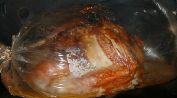 1. Этап. Запеченная индейка в рукаве целиком: 5. Блюдо для запекания отправьте в духовой шкаф запекаться при температуре 200 градусов примерно полчаса. Затем уменьшите температуру до 180 градусов и продолжайте запекать. Среднее время приготовления индейки — 2 часа. Выключите духовку и оставьте индейку в рукаве еще примерно на полчаса, она как раз дойдет до полной готовности. Достаньте индейку из рукава, выложите на блюдо и подавайте к столу. Приятного аппетита!