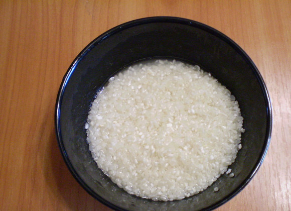 1. Этап. Овощной плов с грибами: 2. Рис замачиваем в прохладной воде, после чего промываем под проточной до чистой воды.