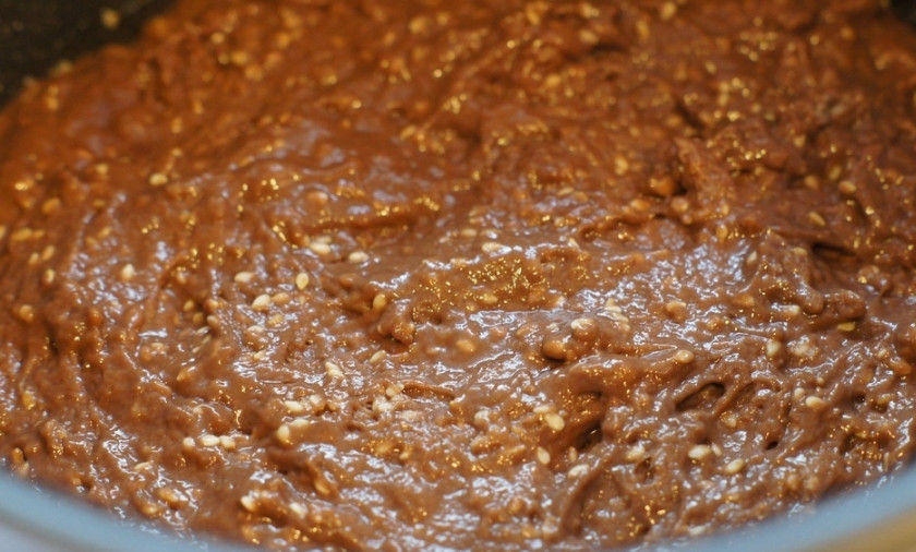 1. Этап. Торт с клубникой в мультиварке: Чашу мультиварки смазываем маслом. Готовое тесто (оно должно быть густым) выкладываем в чашу.