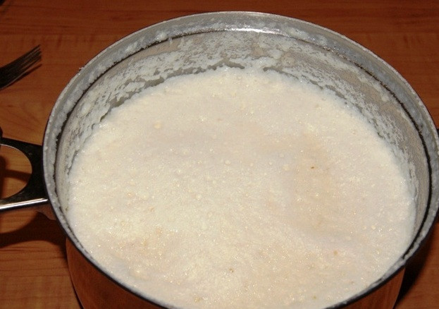 1. Этап. Торт на сковороде: Тем временем займемся кремом – 2 стакана молока доведите до кипения, влейте смесь из 4 яиц и 1,5 стаканов сахара. Проварите до сворачивания белка, затем остудите. Добавьте 600 грамм сливочного масла и хорошо взбейте. Затем введите в крем ваниль и сгущенку и перемешайте.