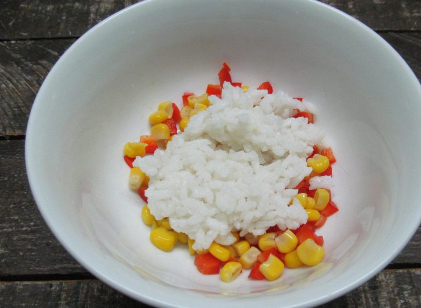 1. Этап. Блинчики с консервированным лососем и рисом: И остывший рис.