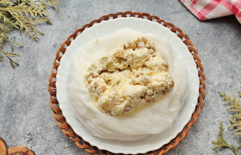 1. Этап. Аркас: Перелейте в сито массу и подвесьте, чтобы стекла сыворотка на 3-4 часа. Спустя время переложите готовый сыр в тарелку и подавайте к столу.