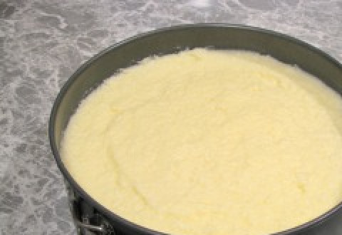 1. Этап. Чизкейк без выпечки классический: Выкладываем сырную массу на основу чизкейка и отправляем застывать в холодильник, на 3-4 часа.