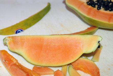 1. Этап. Утка с зеленой фасолью и папайя: Нарезаем папайя предварительно удалив кожуру и семечки.