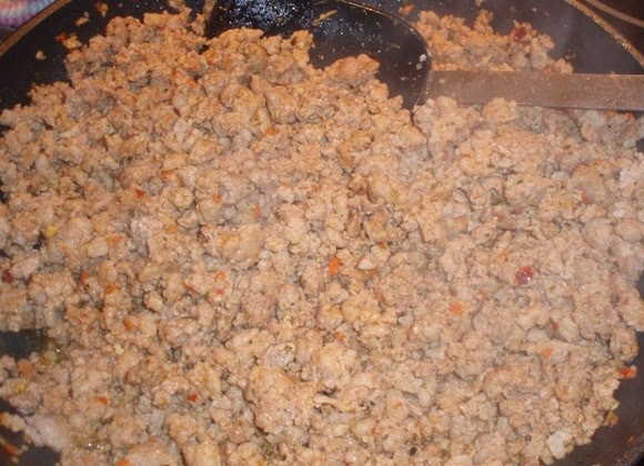 1. Этап. Гречка с фаршем на сковороде: На сковородку наливаем масло. В нее кладем фарш, солим, перчим, хорошенько перемешиваем все. Уменьшаем огонь и добавляем по очереди все приправы. Вливаем водку и даем ей выпариться.