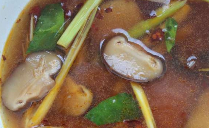 1. Этап. Суп Том ям с кокосовым молоком: Добавьте порезанные пластинками грибы, влейте рыбный соус. Варите еще 2 минуты.