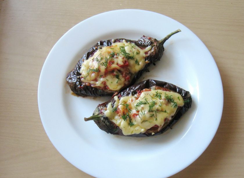 1. Этап. Баклажаны с фаршем в духовке: Готовые фаршированные баклажаны выложите на тарелку и подавайте к столу горячими.