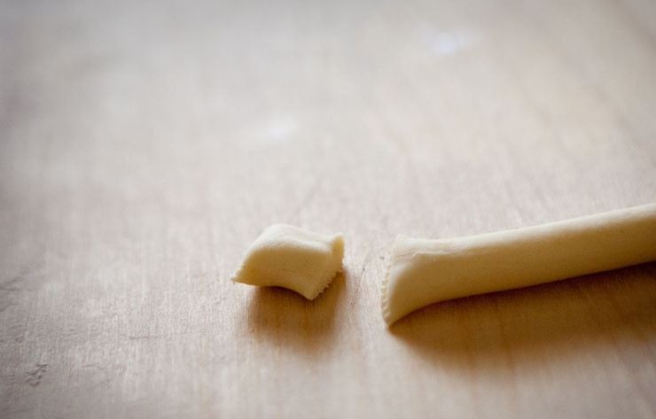 1. Этап. Орекьетте: 2. Отщипните немного, скатайте тонким жгутиком и нарежьте вот такими маленькими кусочками.