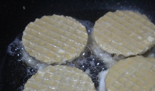 1. Этап. Биточки из индейки с грибами: Сверху прижать фарш оставшимися коржами. Бока биточков окунуть в муку. Затем окунуть биточки в яйцо и обжарить в масле с двух сторон.