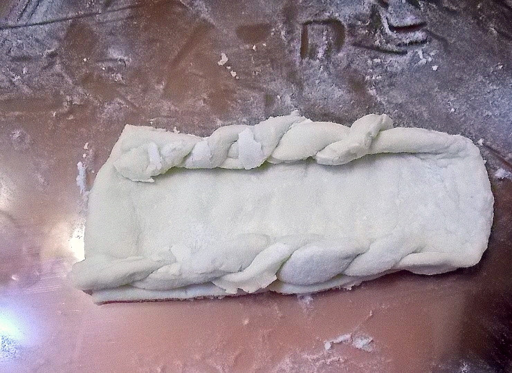 1. Этап. Открытые пирожки Ладья: Выложите косички на края овала.