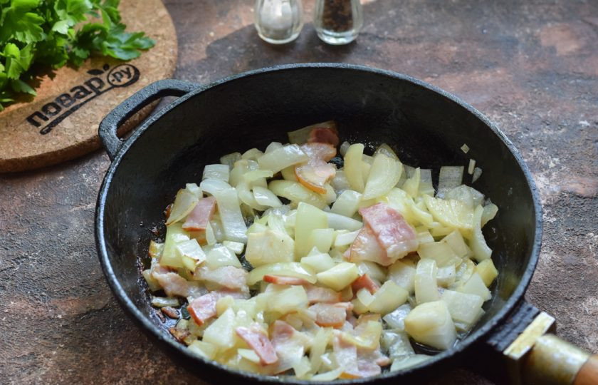 1. Этап. Суп Сен жермен: В сковороде прогрейте растительное масло, выложите бекон и лук. Жарьте несколько минут на среднем огне.