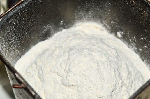 1. Этап. Домашний хлеб в хлебопечке: Засыпаем просеянную муку.