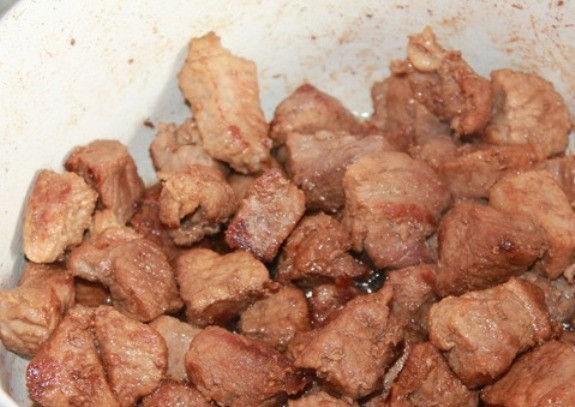 1. Этап. Жаркое из овощей: Мясо порежьте кусочками и обжарьте до румяной корочки на масле на средне-высоком огне. В конце жарки добавьте соевый соус.