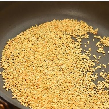 1. Этап. Салат с креветками в лаймовом соусе: Кунжутные семечки 1-2 минуту обжариваем на сухой сковороде.