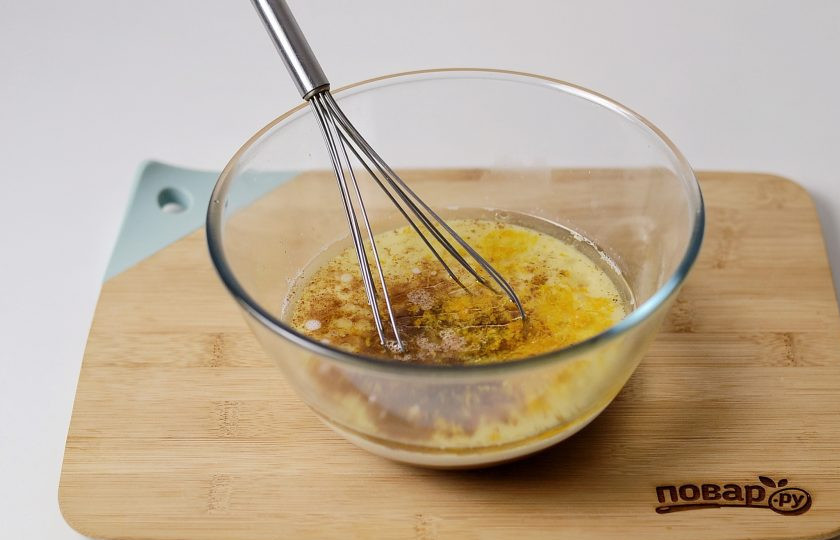 1. Этап. Постный рождественский кекс: Налейте в миску молоко, влейте растительное масло, добавьте сахар, измельченные льняные семечки, цедру апельсина или лимона, лимонный сок. Хорошо перемешайте, чтобы сахар растворился.