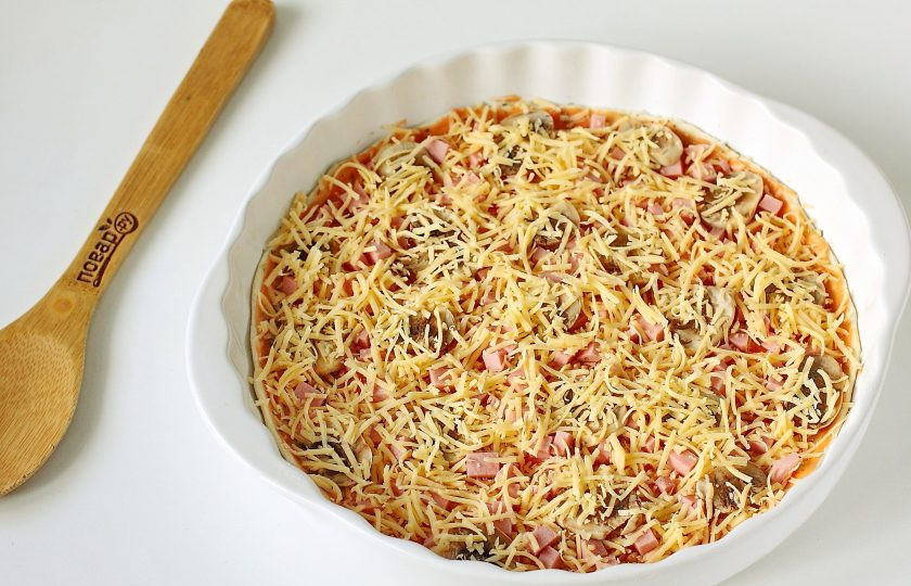 1. Этап. Пицца на слоеном тесте: Посыпьте все оставшимся тертым сыром и выпекайте в духовке при температуре 180-200 градусов около 20-25 минут.