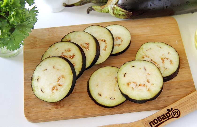 1. Этап. Баклажаны на зиму без уксуса: Баклажаны вымойте, обсушите и нарежьте кружочками одинаковой толщины, примерно 1 см.