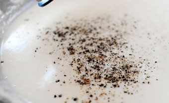 1. Этап. Картофель по-английски: Добавить молоко, картофельный отвар, соль и специи. Варить несколько минут до загустения.