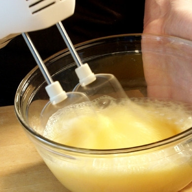 1. Этап. Лимонный керд: Миксером взбиваем яйца.