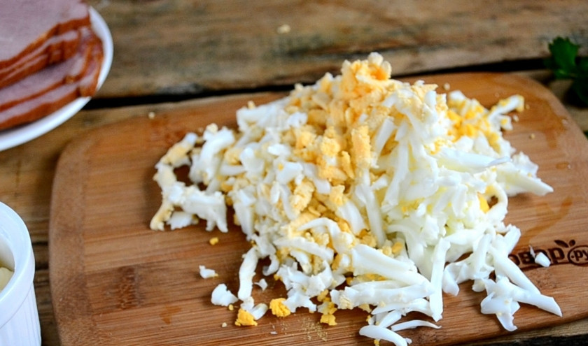 1. Этап. Рулетики из ветчины: Яйца натрите на крупной терке.