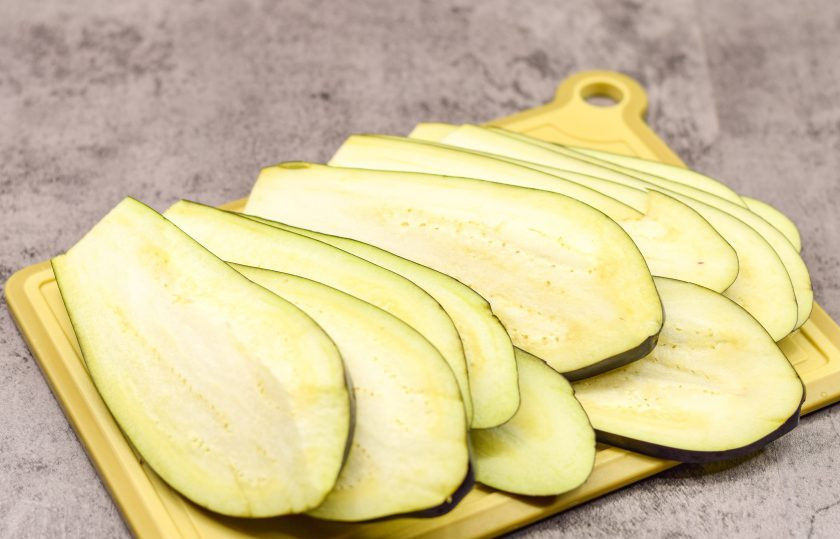 1. Этап. Рулет из баклажан, яиц и ветчины: Баклажаны ополосните и просушите, нарежьте пластинами.