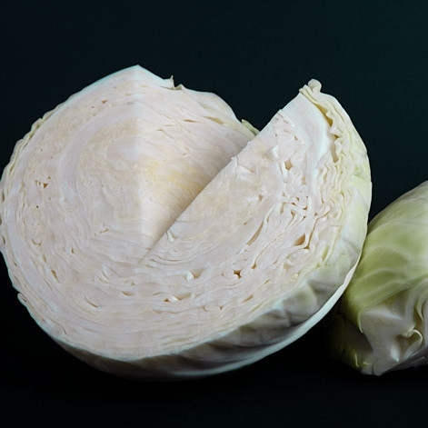 1. Этап. Квашеная капуста: Капусту моем, очищаем от верхних листьев и кочерыжек. В ингредиентах приведен вес уже очищенной капусты.