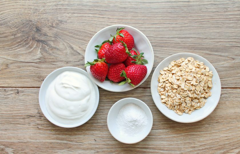 1. Этап. Клубничные хлопья Облако: Подготовьте все необходимые ингредиенты. Клубнику переберите, сполосните и удалите хвостики.