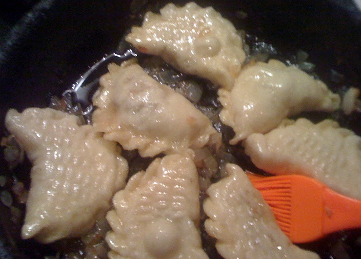 1. Этап. Вареники на пару украинские: Если вы делаете вареники с несладкой начинкой, то для них можно приготовить зажарку, то есть обжарить нарезанное сало с луком. В еще теплую зажарку опускаем готовые вареники и обваливаем их в ней со всех сторон.