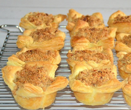 1. Этап. Слойки с яблоками и миндалем: Выпекать минут 30-35 при темп.=190-200гр. Ориентируйтесь по своей духовке.