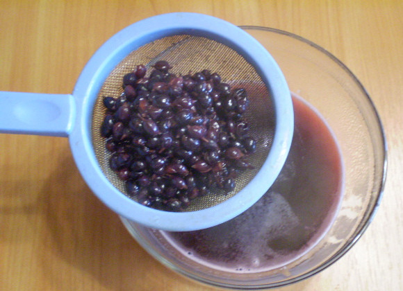 1. Этап. Смородиновый десерт: 3. Отцеживаем ягоды.