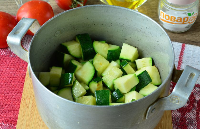 1. Этап. Цукини с помидорами и перцем на зиму: Налейте масло в кастрюлю, выложите цукини и обжаривайте 10 минут.