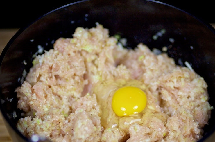 1. Этап. Котлеты из курицы и капусты: 5. Добавьте соль, перец, паприку, вбейте яйцо и тщательно перемешайте.