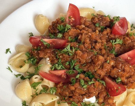 1. Этап. Турецкая паста с чечевицей: Сверху посыпать чечевицей, сбрызнуть маслом из паприки и украсить помидорами и петрушкой