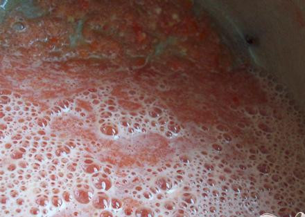 1. Этап. Испанский холодный суп: 5. Все это измельчим в блендере (в том числе чеснок и лук).