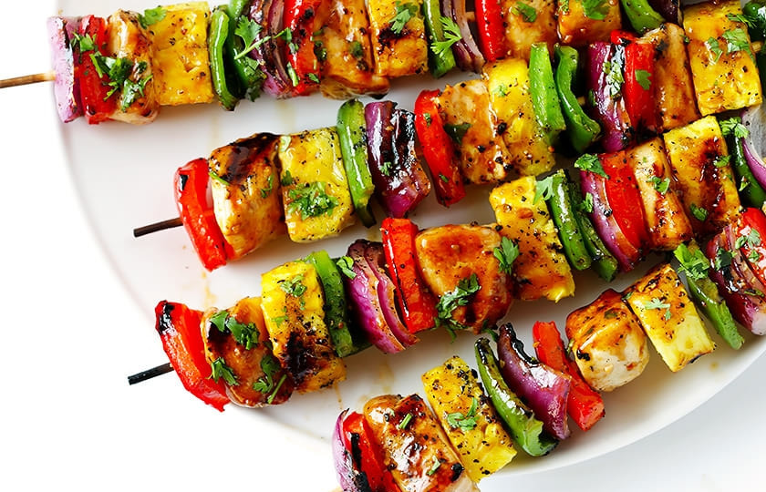 1. Этап. Куриный шашлычок Радуга: 3. Нагрейте гриль до 200 градусов, смажьте решетку оливковым маслом, уложите шампура на гриль и запекайте шашлычки по 4-5 минут с каждой стороны, пока курица не станет белой внутри. Снимите с гриля. В небольшой миске взбейте вместе оставшийся соус 