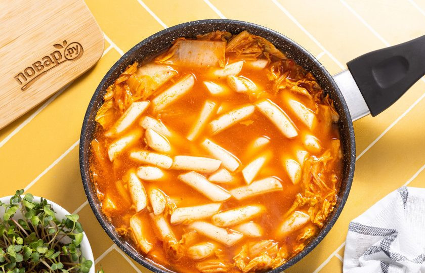 1. Этап. Рисовые токпокки: Добавьте токпокки. Готовьте все вместе еще несколько минут, пока соус не загустеет. Периодически помешивайте.