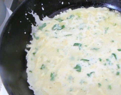 1. Этап. Оригинальные блины: 4. Оригинальные блинчики жарьте на предварительно разогретой сковороде. После образования румяной корочки переверните их.