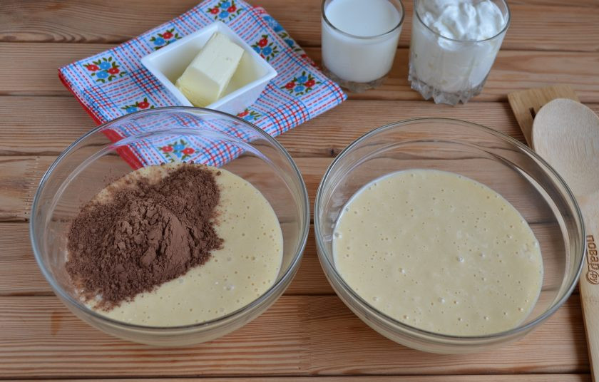 1. Этап. Торт Ванька кучерявый: 5. Разделите тесто на две равные части, в одну добавьте какао. перемешайте.