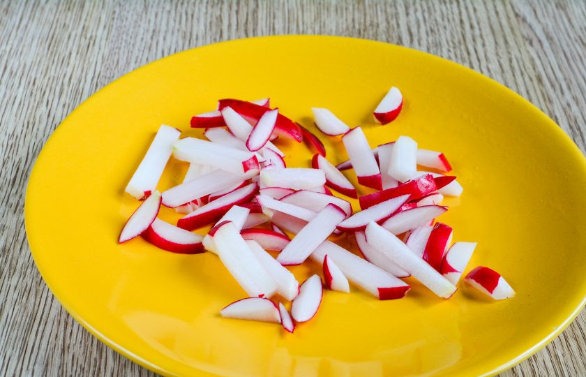 1. Этап. Салат из свеклы и редиса: Срежьте хвостики с редиски и нарежьте ее полосками.