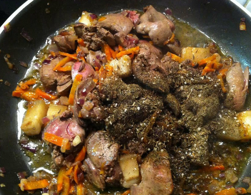 1. Этап. Французский паштет: В протушенные овощи кладем нарезанную печенку и выливаем рюмку коньяка. Накрываем сковородку крышкой, тушим. А пока приготовим специи. Нужно растолочь гвоздику, тмин и майоран. Я добавлю еще черный перчик горошком и морскую соль. Высыпаем все в сковородку, добавляем кусок сливочного масла. Тушим еще 5 минут до полной готовности.