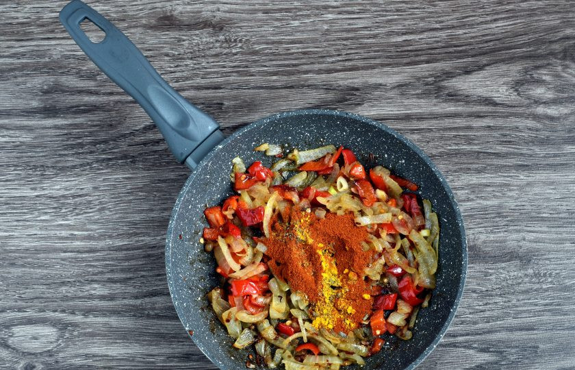 1. Этап. Индийский суп из чечевицы: Выложите лук с перцем и чесноком, пассеруйте на медленном огне до мягкости. Затем всыпьте оставшиеся пряности и дайте им прогреться и пропитаться маслом. Опустите пассеровку с пряностями в суп и дайте закипеть на медленном огне. Посолите и варите пару минут. Затем плотно закройте крышкой и дайте супу настояться.