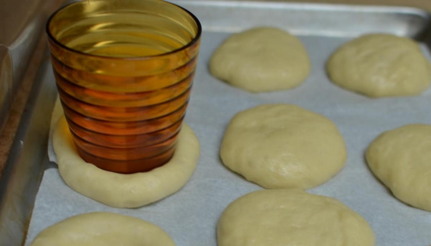 1. Этап. Дрожжевые ватрушки: При помощи стеклянного стакана формируем в центре каждой лепешки углубление.