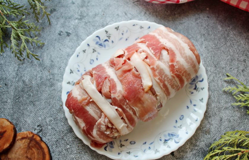 1. Этап. Куриный рулет с грибами, беконом и сыром: На пленке разложите бекон внахлест в один слой и заверните рулет.