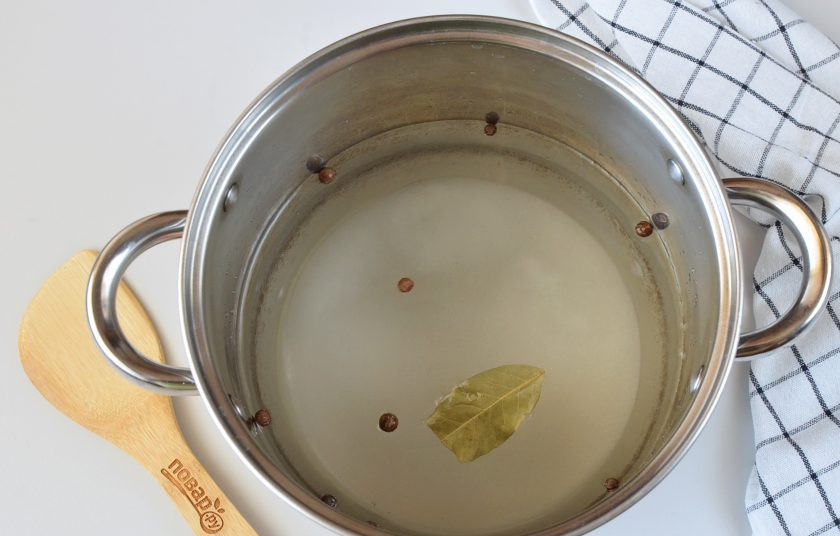 1. Этап. Соленая капуста: Первым делом нужно приготовить рассол, для этого в большую кастрюлю влейте 2,5 литра воды и добавьте соль, сахар, лавровый лист, перец душистый. Доведите до кипения, проварите минуту и снимите с огня. Оставьте рассол остывать.