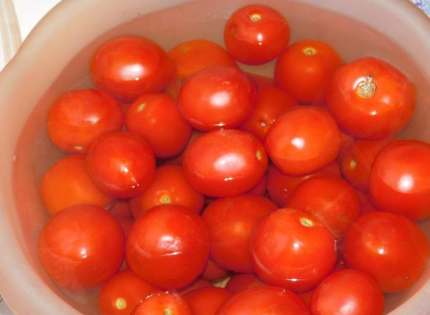 1. Этап. Хренодёр с помидорами и чесноком: Помидоры залейте кипятком на пару минут. Затем окуните в холодную воду и снимите с них кожицу.