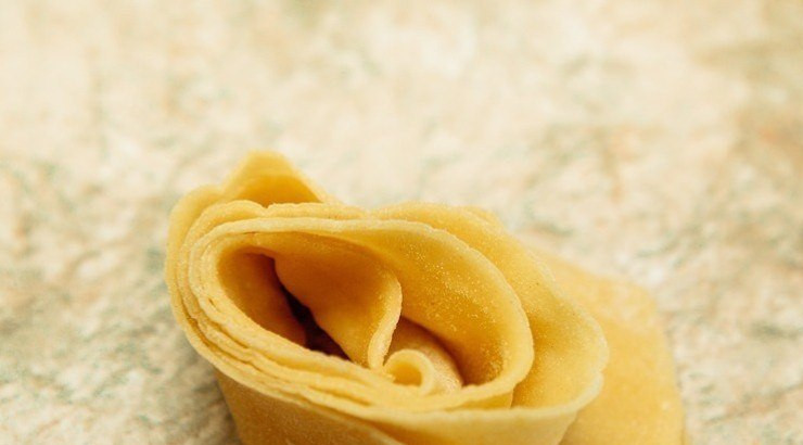 1. Этап. Хворост татарский: Скручиваем полоски теста спиралькой.